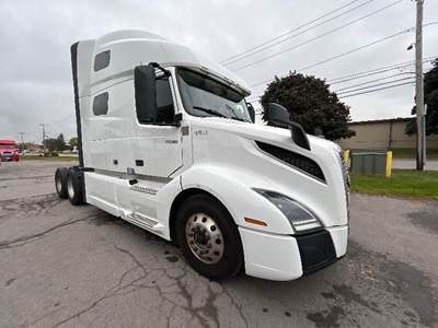 Volvo VNL64760 Sleeper Semi Truck - 70" Integral Sleeper, 455HP, 12 Speed Automatic