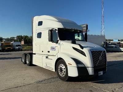 Volvo VNL64760 Sleeper Semi Truck - 70" Integral Sleeper, 455HP, 12 Speed Automatic