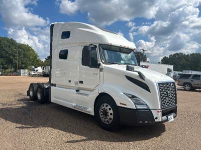 Volvo VNL64760 Sleeper Semi Truck - 70" Integral Sleeper, 455HP, 12 Speed Automatic