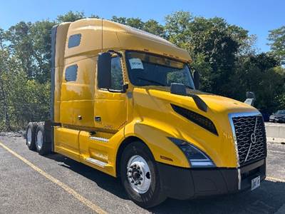 Volvo VNL64760 Sleeper Semi Truck - 70" Integral Sleeper, 455HP, 12 Speed Automatic
