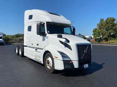 Volvo VNL64760 Sleeper Semi Truck - 70" Integral Sleeper, 455HP, 12 Speed Automatic