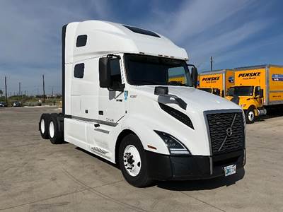 Volvo VNL64760 Sleeper Semi Truck - 70" Integral Sleeper, 455HP, 12 Speed Automatic