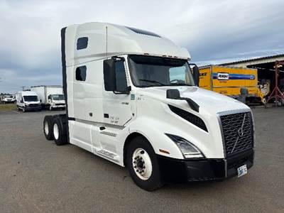 Volvo VNL64760 Sleeper Semi Truck - 70" Integral Sleeper, 455HP, 12 Speed Automatic