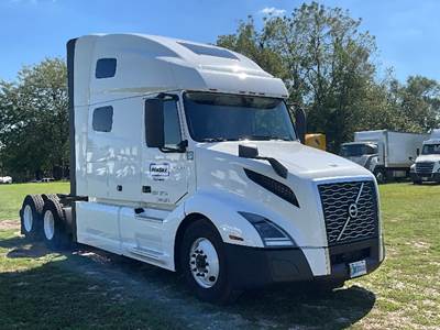 Volvo VNL64760 Sleeper Semi Truck - 70" Integral Sleeper, 455HP, 12 Speed Automatic