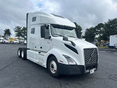 Volvo VNL64760 Sleeper Semi Truck - 70" Integral Sleeper, 455HP, 12 Speed Automatic