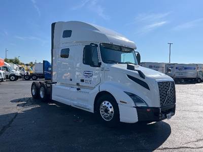 Volvo VNL64760 Sleeper Semi Truck - 70" Integral Sleeper, 455HP, 12 Speed Automatic