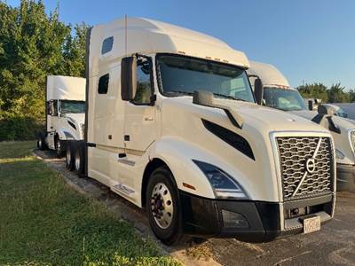 Volvo VNL64760 Sleeper Semi Truck - 70" Integral Sleeper, 405HP, 12 Speed Automatic