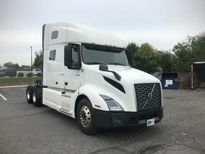 Volvo VNL64760 Sleeper Semi Truck - 70" Integral Sleeper, 405HP, 12 Speed Automatic