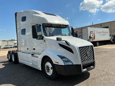 Volvo VNL64760 Sleeper Semi Truck - 70" Integral Sleeper, 455HP, 12 Speed Automatic