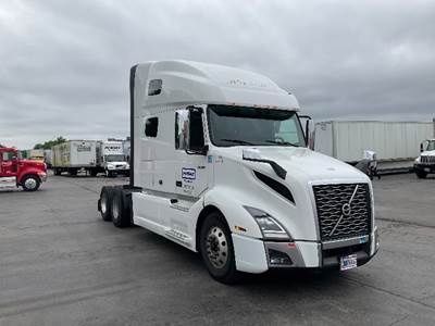 Volvo VNL64760 Sleeper Semi Truck - 70" Integral Sleeper, 455HP, 12 Speed Automatic