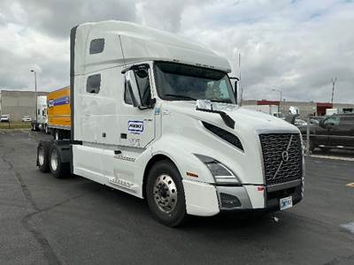 Volvo VNL64760 Sleeper Semi Truck - 70" Integral Sleeper, 455HP, 12 Speed Automatic