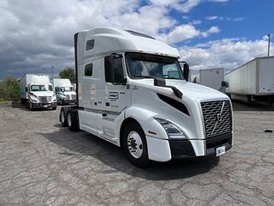 Volvo VNL64760 Sleeper Semi Truck - 70" Integral Sleeper, 455HP, 12 Speed Automatic