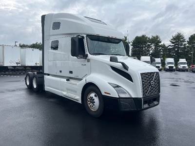 Volvo VNL64760 Sleeper Semi Truck - 70" Integral Sleeper, 455HP, 12 Speed Automatic