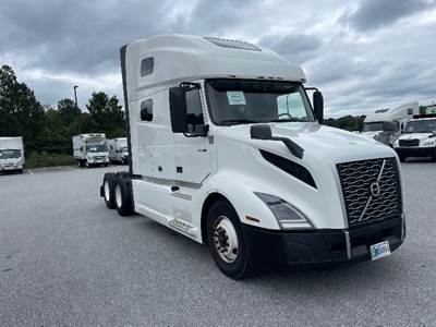 Volvo VNL64760 Sleeper Semi Truck - 70" Integral Sleeper, 455HP, 12 Speed Automatic