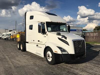 Volvo VNL64760 Sleeper Semi Truck - 70" Integral Sleeper, 455HP, 12 Speed Automatic