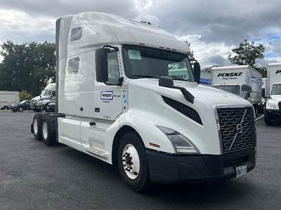 Volvo VNL64760 Sleeper Semi Truck - 70" Integral Sleeper, 455HP, 12 Speed Automatic