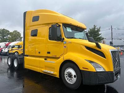 Volvo VNL64760 Sleeper Semi Truck - 70" Integral Sleeper, 455HP, 12 Speed Automatic