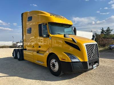 Volvo VNL64760 Sleeper Semi Truck - 70" Integral Sleeper, 455HP, 12 Speed Automatic