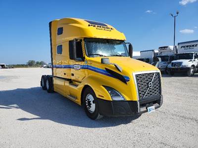 Volvo VNL64760 Sleeper Semi Truck - 70" Integral Sleeper, 455HP, 12 Speed Automatic