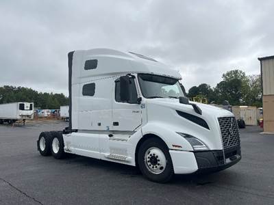 Volvo VNL64760 Sleeper Semi Truck - 70" Integral Sleeper, 455HP, 12 Speed Automatic