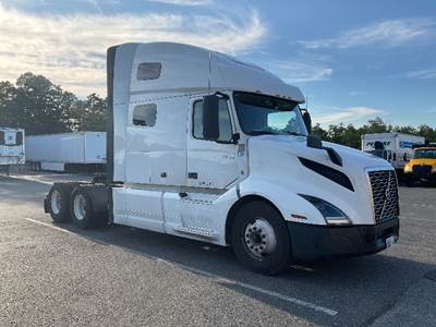 Volvo VNL64760 Sleeper Semi Truck - 70" Integral Sleeper, 455HP, 12 Speed Automatic