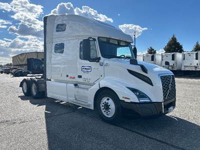 Volvo VNL64760 Sleeper Semi Truck - 70" Integral Sleeper, 455HP, 12 Speed Automatic