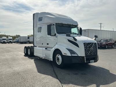 Volvo VNL64760 Sleeper Semi Truck - 70" Integral Sleeper, 455HP, 12 Speed Automatic