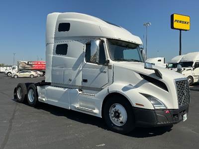 Volvo VNL64760 Sleeper Semi Truck - 70" Integral Sleeper, 455HP, 12 Speed Automatic