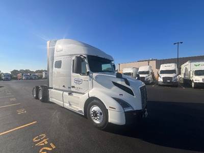 Volvo VNL64760 Sleeper Semi Truck - 70" Integral Sleeper, 455HP, 12 Speed Automatic