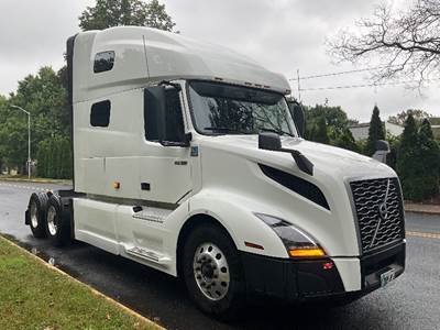 Volvo VNL64760 Sleeper Semi Truck - 70" Integral Sleeper, 455HP, 12 Speed Automatic