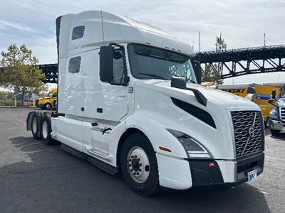 Volvo VNL64760 Sleeper Semi Truck - 70" Integral Sleeper, 425HP, 12 Speed Automatic