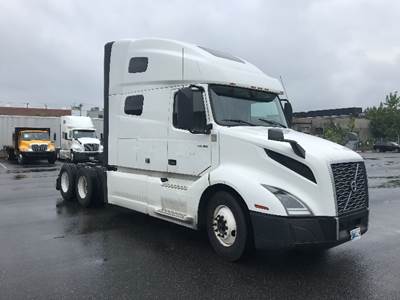 Volvo VNL64760 Sleeper Semi Truck - 70" Integral Sleeper, 455HP, 12 Speed Automatic