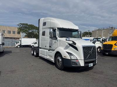Volvo VNL64760 Sleeper Semi Truck - 70" Integral Sleeper, 455HP, 12 Speed Automatic