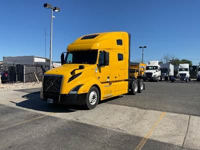 Volvo VNL64760 Sleeper Semi Truck - 70" Integral Sleeper, 455HP, 12 Speed Automatic