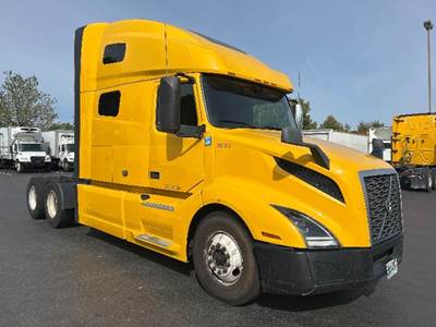 Volvo VNL64760 Sleeper Semi Truck - 70" Integral Sleeper, 455HP, 12 Speed Automatic