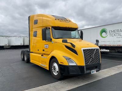 Volvo VNL64760 Sleeper Semi Truck - 70" Integral Sleeper, 455HP, 12 Speed Automatic