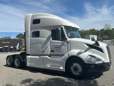 Volvo VNL64760 Sleeper Semi Truck - 70" Integral Sleeper, 455HP, 12 Speed Automatic