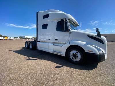Volvo VNL64760 Sleeper Semi Truck - 70" Integral Sleeper, 455HP, 12 Speed Automatic