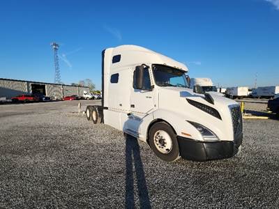 Volvo VNL64760 Sleeper Semi Truck - 70" Integral Sleeper, 455HP, 12 Speed Automatic