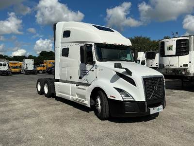 Volvo VNL64760 Sleeper Semi Truck - 70" Integral Sleeper, 455HP, 12 Speed Automatic