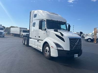 Volvo VNL64760 Sleeper Semi Truck - 70" Integral Sleeper, 455HP, 12 Speed Automatic