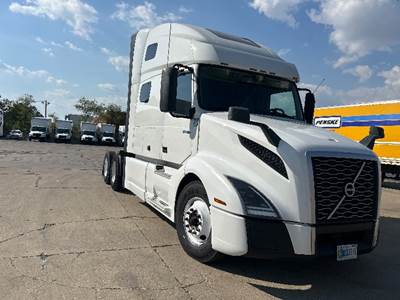 Volvo VNL64760 Sleeper Semi Truck - 70" Integral Sleeper, 455HP, 12 Speed Automatic