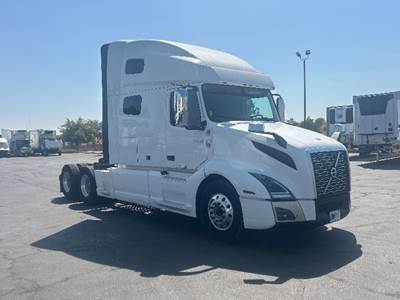 Volvo VNL64760 Sleeper Semi Truck - 70" Integral Sleeper, 425HP, 12 Speed Automatic