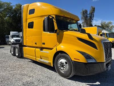 Volvo VNL64760 Sleeper Semi Truck - 70" Integral Sleeper, 455HP, 12 Speed Automatic