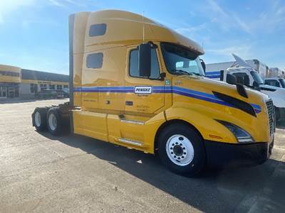Volvo VNL64760 Sleeper Semi Truck - 70" Integral Sleeper, 455HP, 12 Speed Automatic
