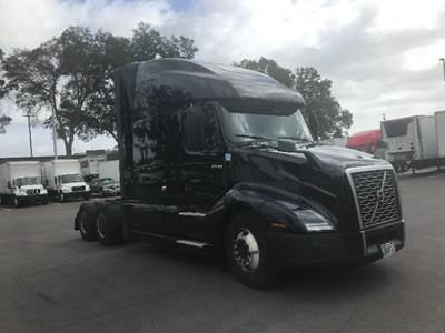 Volvo VNL64760 Sleeper Semi Truck - 70" Integral Sleeper, 455HP, 12 Speed Automatic