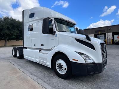 Volvo VNL64760 Sleeper Semi Truck - 70" Integral Sleeper, 455HP, 12 Speed Automatic