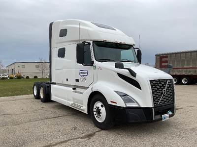 Volvo VNL64760 Sleeper Semi Truck - 70" Integral Sleeper, 455HP, 12 Speed Automatic