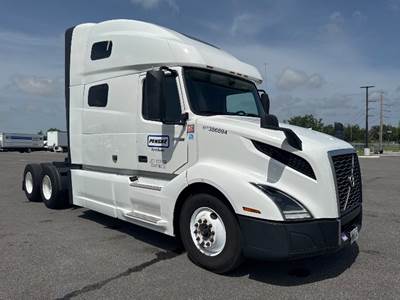 Volvo VNL64760 Sleeper Semi Truck - 70" Integral Sleeper, 455HP, 12 Speed Automatic