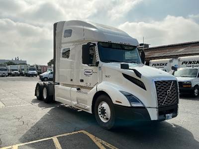 Volvo VNL64760 Sleeper Semi Truck - 70" Integral Sleeper, 455HP, 12 Speed Automatic